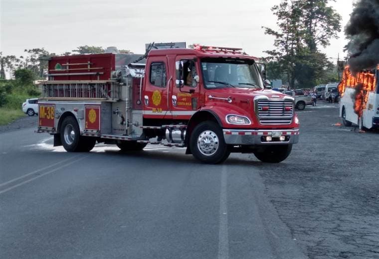 Bomberos atendió fuego en un autobús en Guápiles