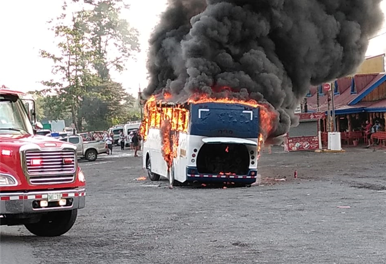 Bomberos atendió fuego en un autobús en Guápiles
