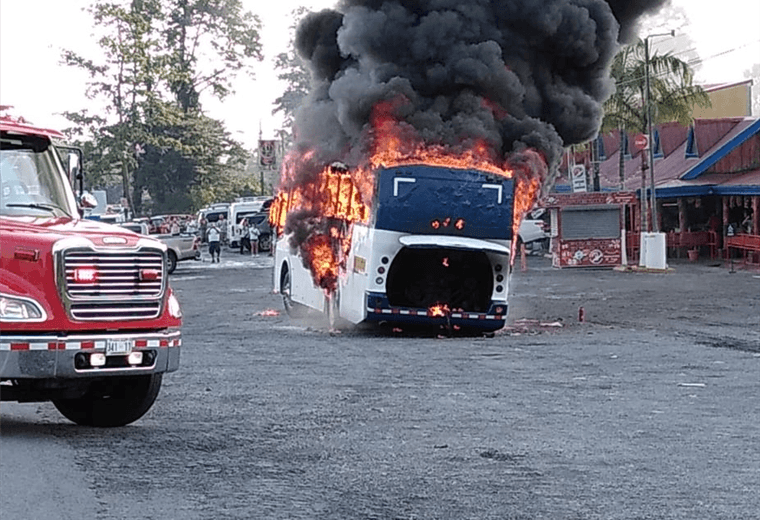 Bomberos atendió fuego en un autobús en Guápiles