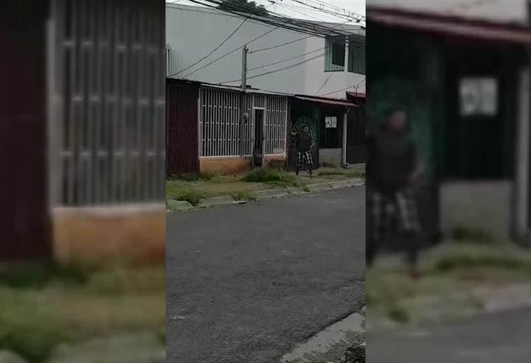 Paciente psiquiátrico lanza cuchillos a policías en Alajuelita
