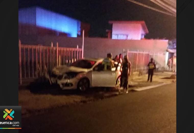 Colisión entre dos vehículos livianos deja tres personas heridas en Tibás