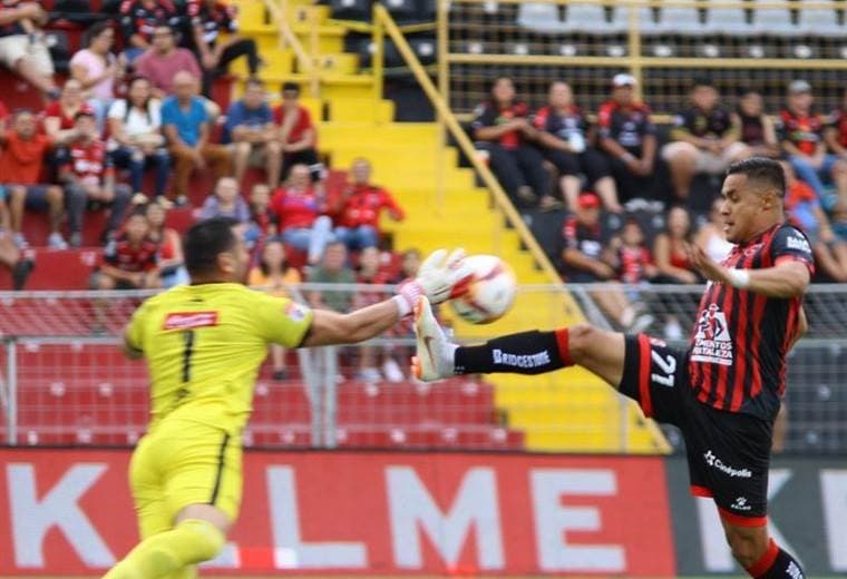 Róger Rojas de Alajuelense enfrenta al portero Luis Torres de Guadalupe FC | Prensa LDA