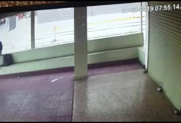 Video capta momento en que tren atropella colegial