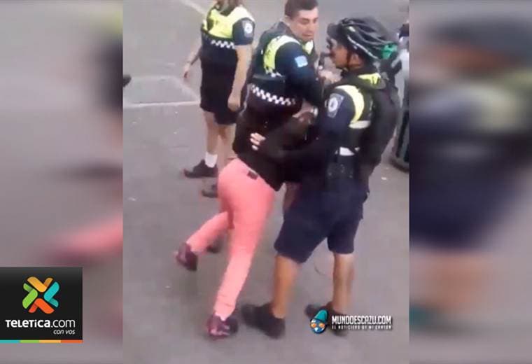 Video muestra pelea entre policías municipales y vendedora ambulante en centro de San José