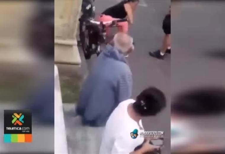 Video muestra pelea entre policías municipales y vendedora ambulante en centro de San José