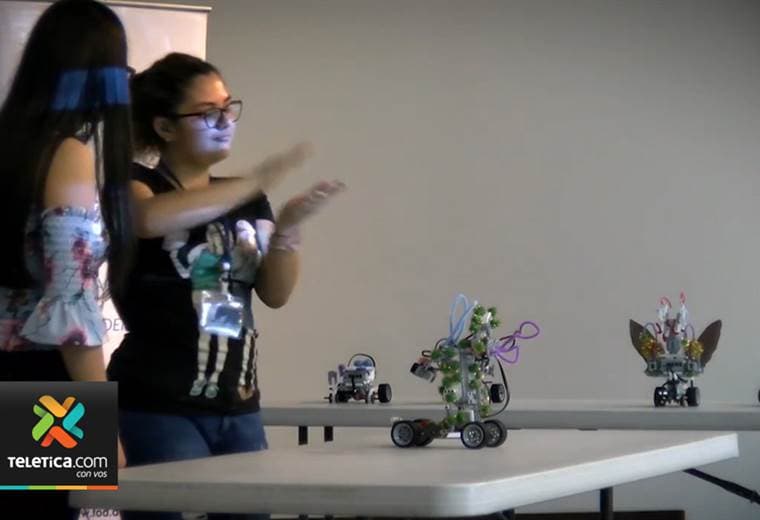 Fundación Omar Dengo ofrece cursos gratuitos de robótica a jóvenes con discapacidad auditiva
