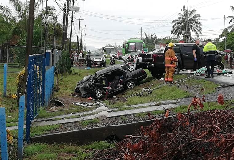Dos personas fallecieron en aparatoso accidente de tránsito en Parrita