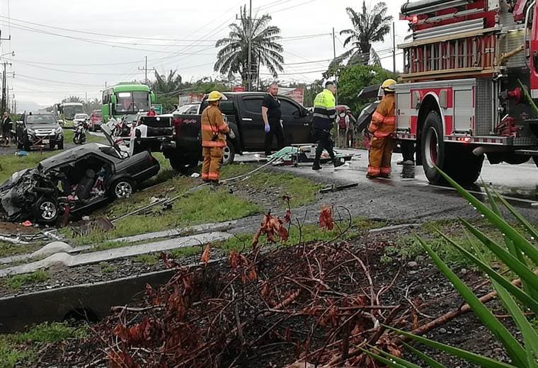 Dos personas fallecieron en aparatoso accidente de tránsito en Parrita