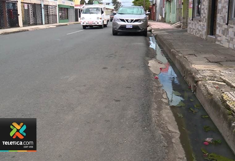 Aguas estancadas en un caño causan molestias a vecinos de Cartago
