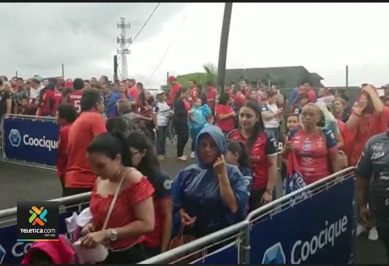 apertura de puertas en el estadio de San Carlos