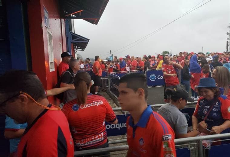 apertura de puertas en el estadio de San Carlos