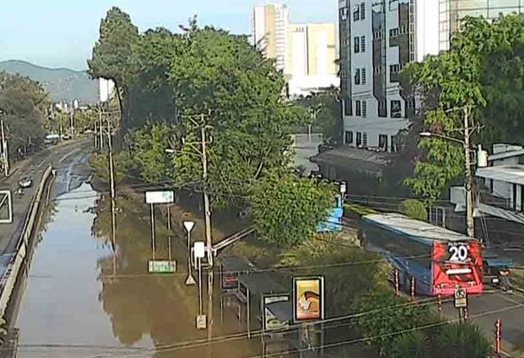 Enorme fuga de agua mantiene inundada la calle que está al frente del mall San Pedro