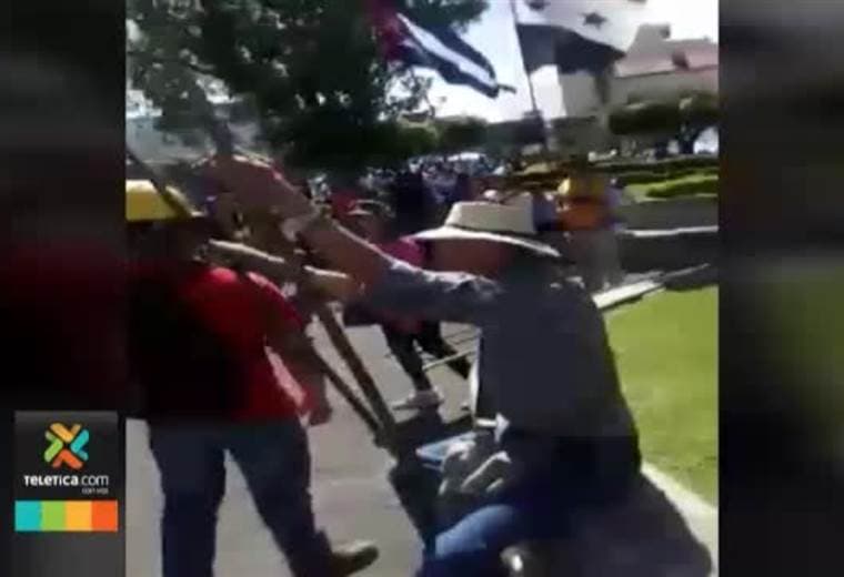 Fuerza Pública detuvo a personas que insultaron a grupo de ciudadanos que se manifestaron a favor del Maduro