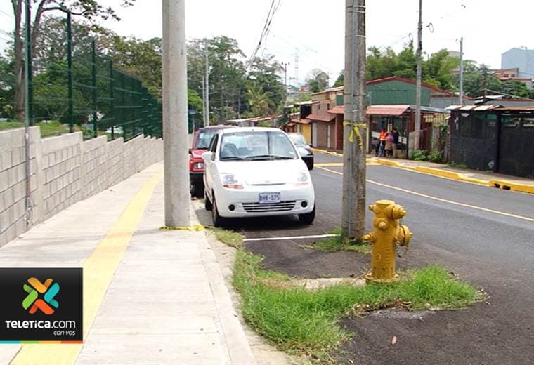 Postes e hidrante ponen en peligro a conductores en Sabanilla de Montes de Oca