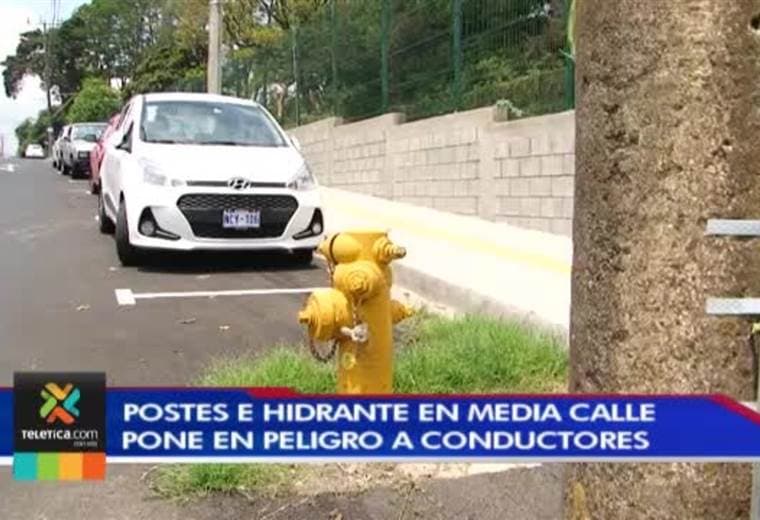 Postes e hidrante ponen en peligro a conductores en Sabanilla de Montes de Oca