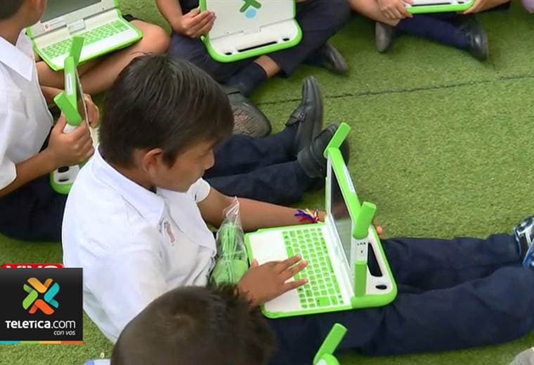 200 niños de La Carpio recibieron una computadora portátil para mejorar su educación y aprendizaje