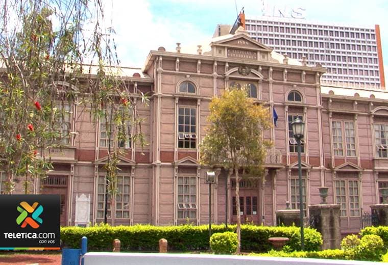 Exdirectora de kínder señala padres de familia como responsables de contratar a falso profesor