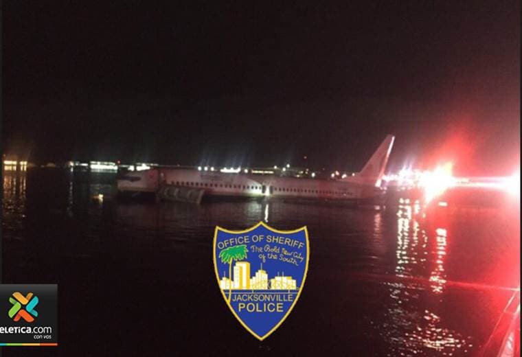 Avión con 136 personas a bordo se sale de la pista de aterrizaje y cae en un río en Florida