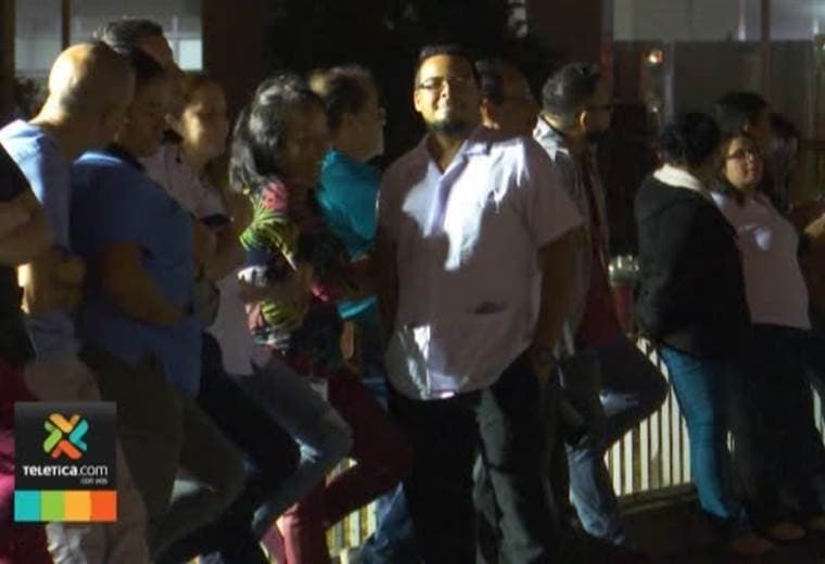 Con las luces de dos banderas el hospital México celebra su 50 aniversario