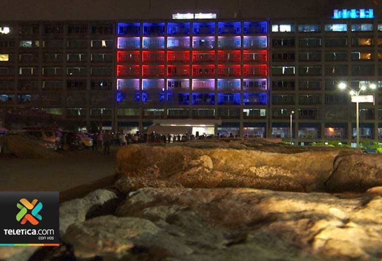 Con las luces de dos banderas el hospital México celebra su 50 aniversario