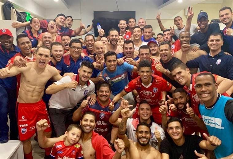 El plantel completo de San Carlos celebra su triunfo en el camerino | CORTESÍA PRENSA SAN CARLOS