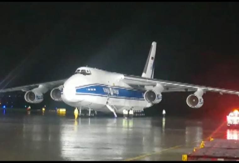 Esta noche llegó al país uno de los aviones más grandes del mundo: el Antonov AN-124