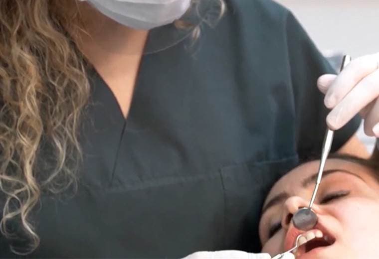 ¿Cuáles alimentos perjudican más su salud dental?