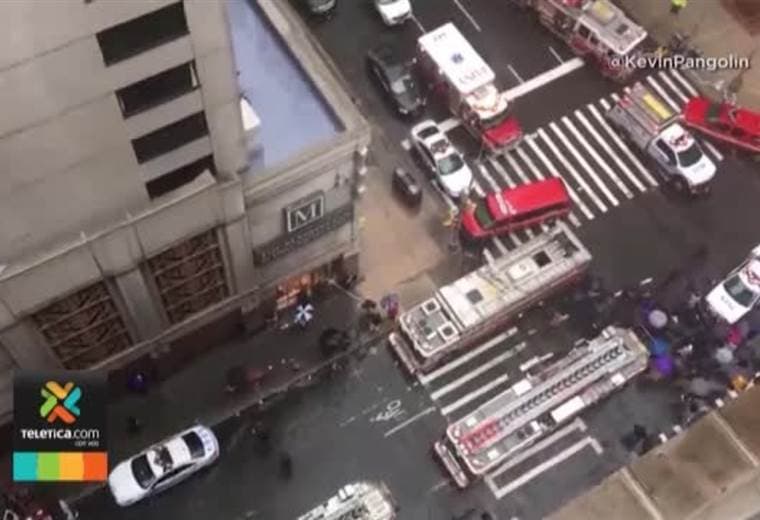Un helicóptero se estrella contra un rascacielos en el medio de Manhattan