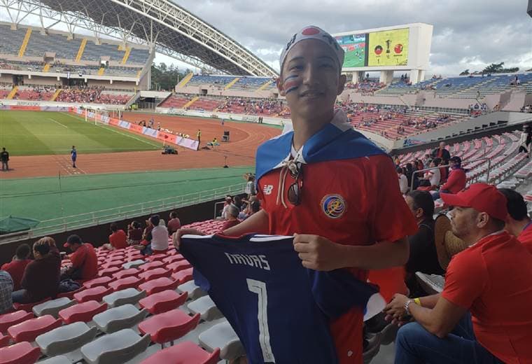 Kase viajó desde Japón para regalar camiseta a Keylor Navas | GABRIEL VARGAS