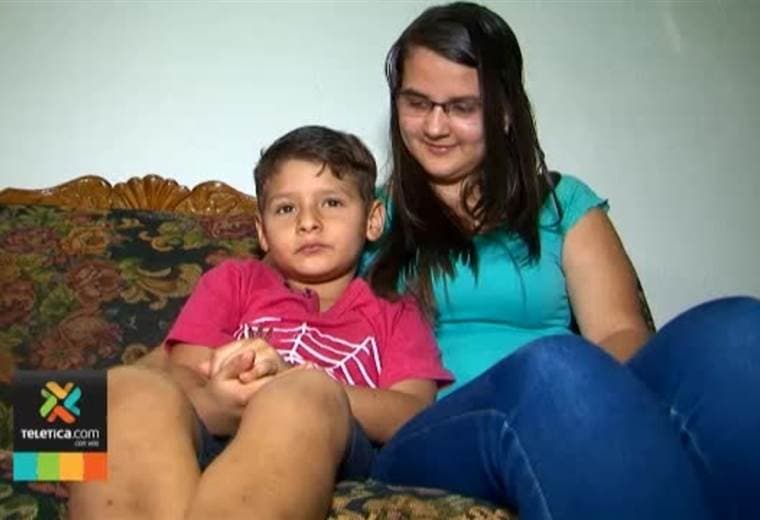 Joven que cayó de bus en movimiento hace tres meses no se recupera de las secuelas