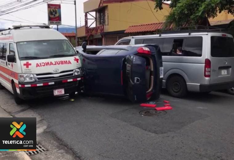 Dos personas heridas tras vuelco y choque de vehículos en Tibás