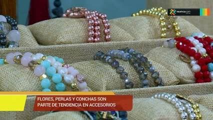 Flores, perlas y conchas parte de tendencia en accesorios