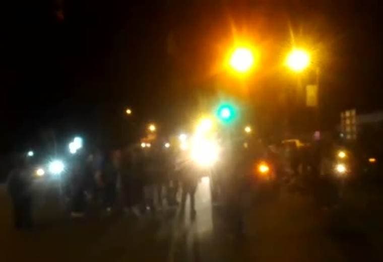 Estudiantes de colegios nocturnos y transportistas se manifestaron en varios sectores esta noche