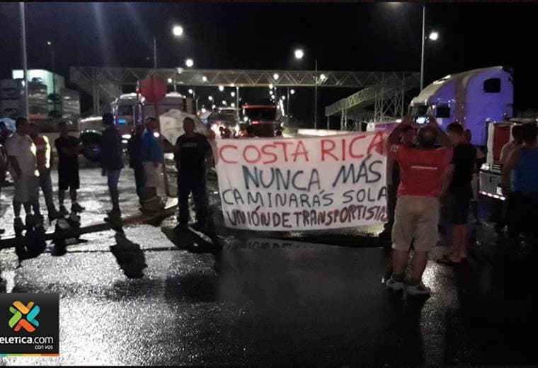 Estudiantes de colegios nocturnos y transportistas se manifestaron en varios sectores esta noche