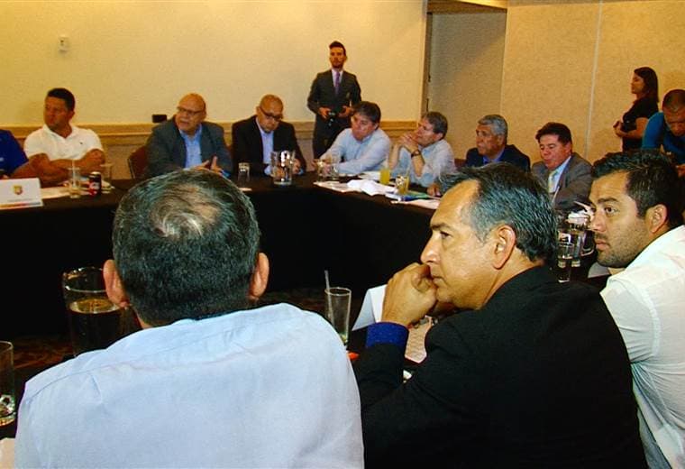 Unafut le da voto de apoyo a Rodolfo Villalobos