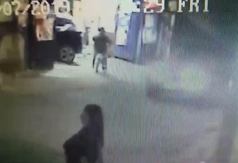 Video muestra a dueño de minisúper cuando se defiende y disparar contra ladrones en Aserrí