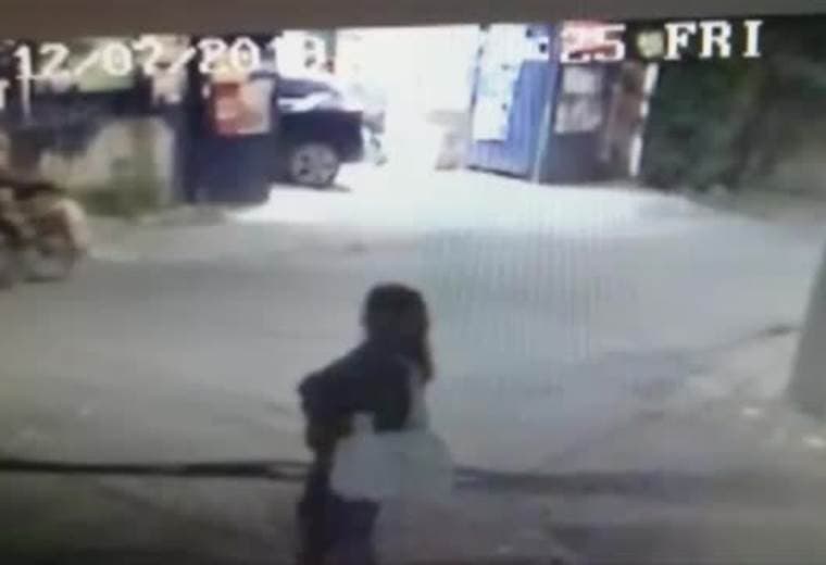 Video muestra a dueño de minisúper cuando se defiende y disparar contra ladrones en Aserrí