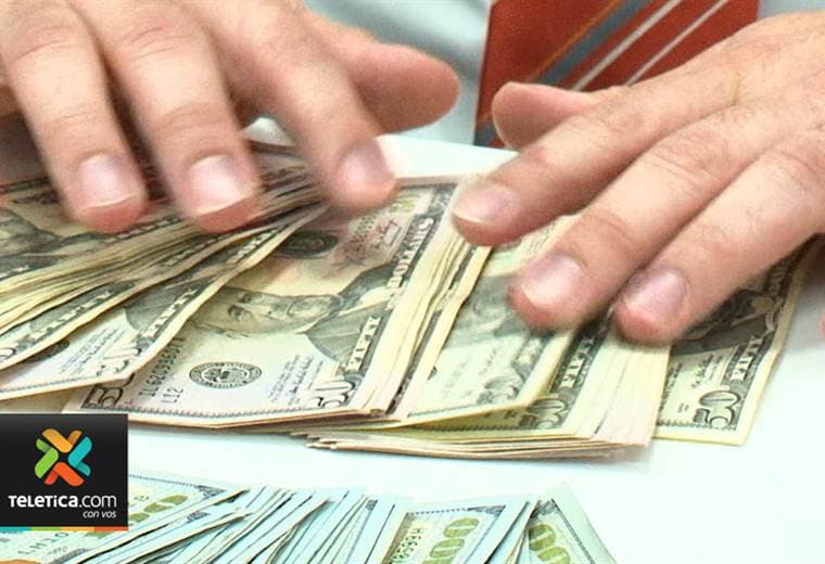 Del 7 de noviembre a hoy el precio de venta del dólar bajó 50 colones, y según un experto podría bajar aún más.