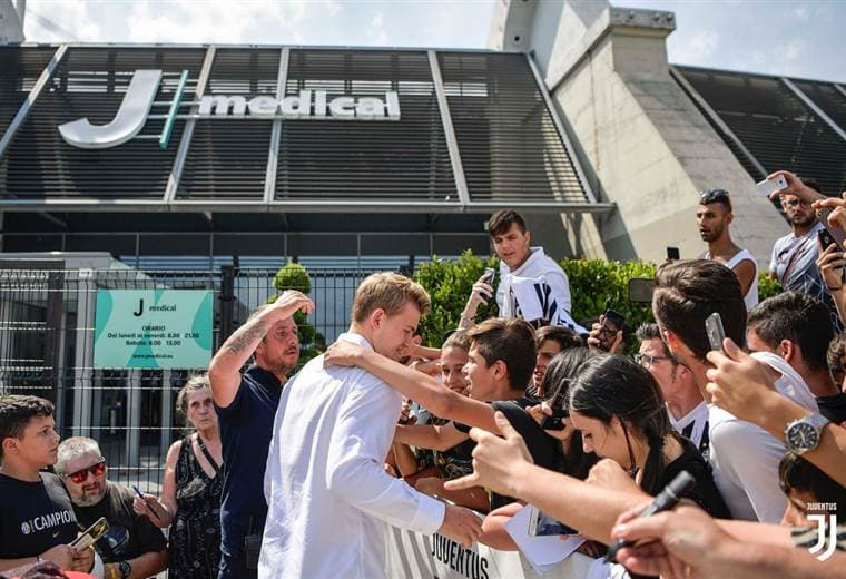 Matthijs de Ligt, nuevo defensor de la Juventu, saluda a sus fans  | Juventus