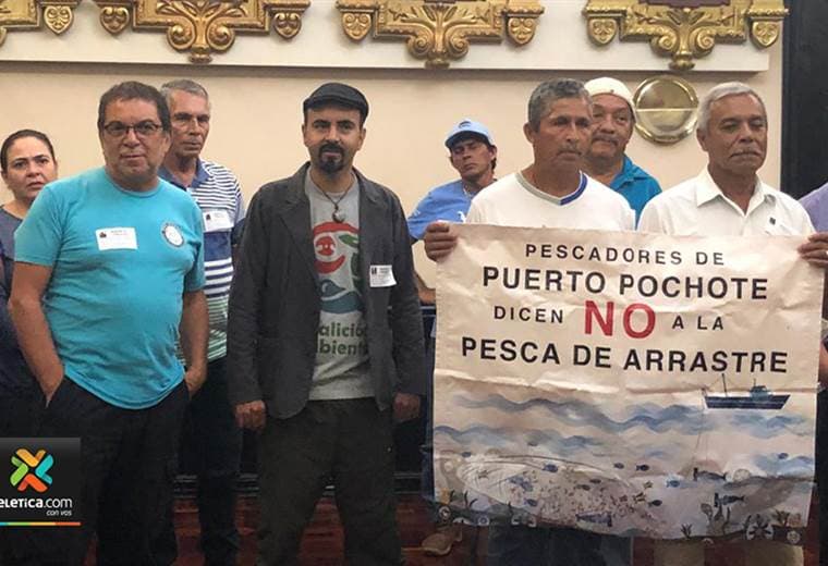 Diputados, pescadores artesanales y defensores del océano se unen en contra de la pesca de arrastre