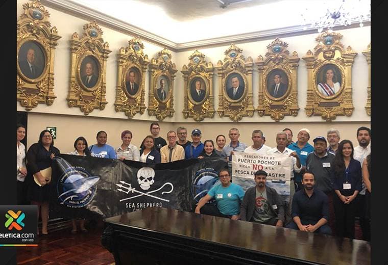 Diputados, pescadores artesanales y defensores del océano se unen en contra de la pesca de arrastre