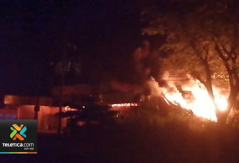 Autoridades aún no determinan las causas de incendio que consumió bodegas en Barranca Puntarenas