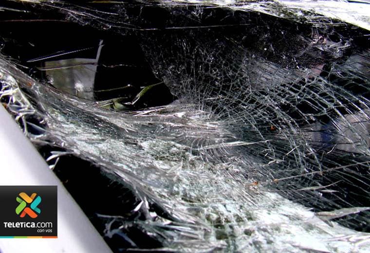 Estudiantes de la UCR desarrollaron método para reutilizar el vidrio de los parabrisas