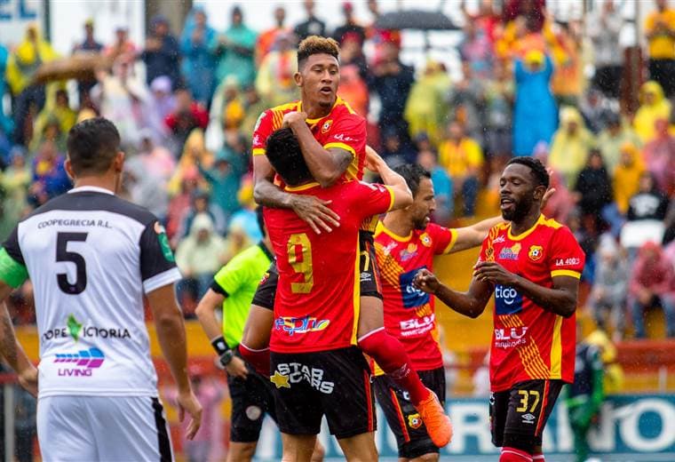 José Guillermo Ortiz celebra su gol con Herediano - CORTESÍA PRENSA HEREDIANO