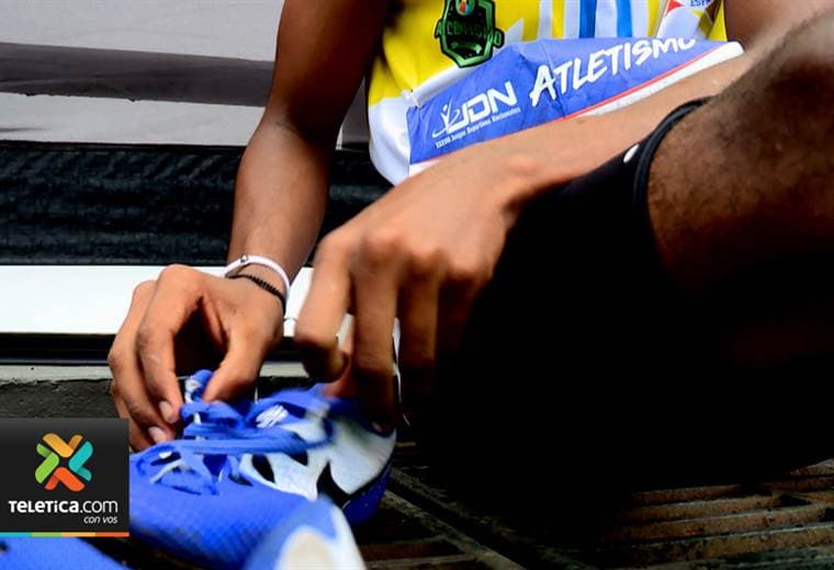 Joven atleta que vive en precario de Esparza compite en los Juegos Nacionales con tenis prestadas