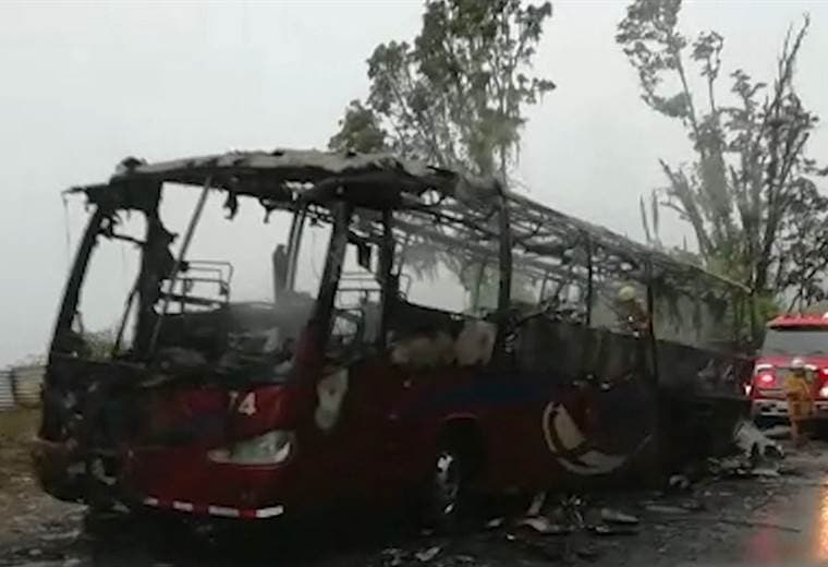 Este domingo un autobús se incendió por completo en la ruta que conduce hacia Pérez Zeledón