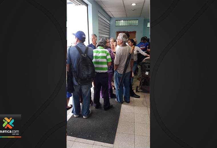 Usuarios de Ebais de San Sebastián molestos por filas de horas en farmacia
