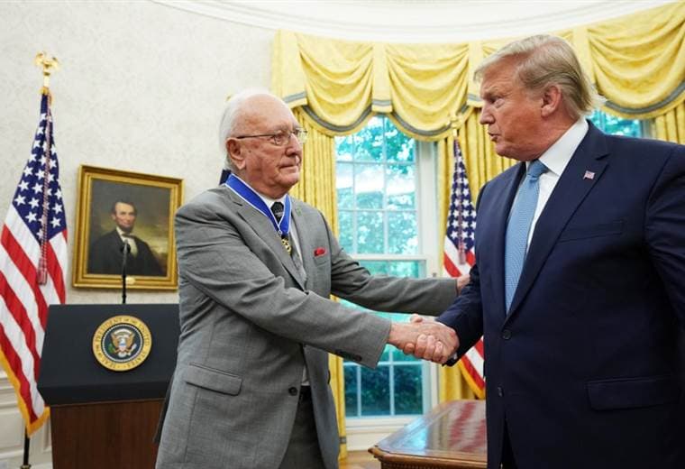 Trump condecora a la leyenda de la NBA Bob Cousy