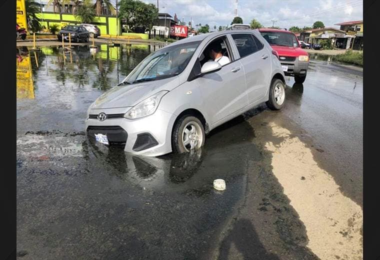 Vehículo en que viajaba diputada Marolin Azofeifa cayó en agua negras en Limón