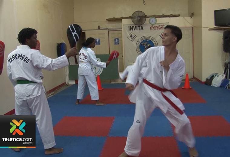 Policía de Limón creó academia de taekwondo para que jóvenes se alejen de las drogas